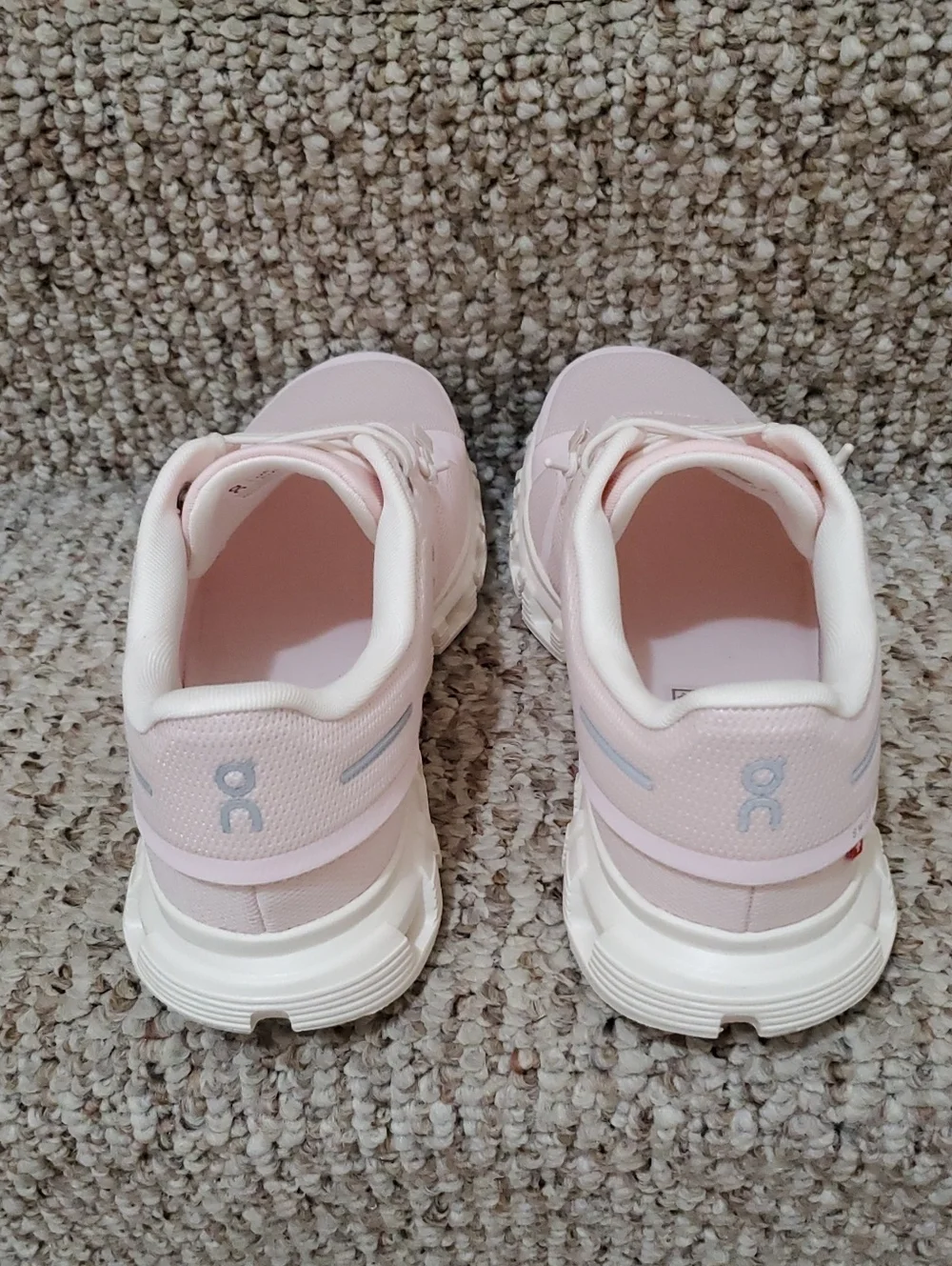 On Running Women's Cloud 6 Shoes in Salt/Gardenia, Size 7.5